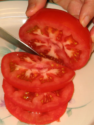 Cut Tomato Into Slices (25k)