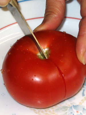 Cut The Tomato In Half With A Smooth Knife (23k)