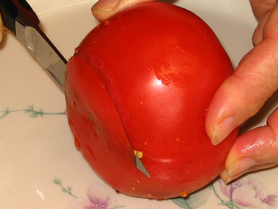 Bonus.  To Cut Tomatoes Into Slices For Hamburgers, First Cut The Bottom Off. (21k)