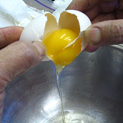 Crack Two Eggs In A Bowl (16k)